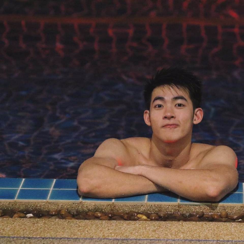คนนี้แหละที่ติดตาตรึงใจและตามหาอยู่ เป็นหยังคือบ่แสดงนำหวา โอยคนอีหยังมาหล่อเป็นตาแชบตั้งแต่หัวสุดตีนแท้ บ่เห็นมีภาพแก้ผ้าแน่น๊อ