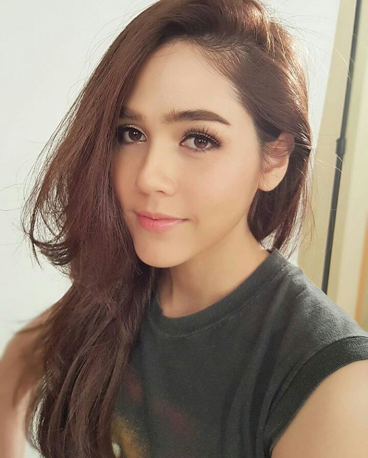 ชมพู่​ อา​รย​า​ จาก​ ดอก​ส้ม​สี​ทอง​