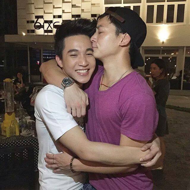 ดาราชายที่มาสองคน 2,404