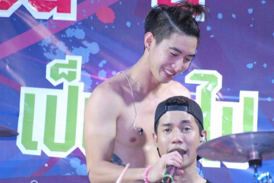ดาราชายที่มาสองคน 2,404