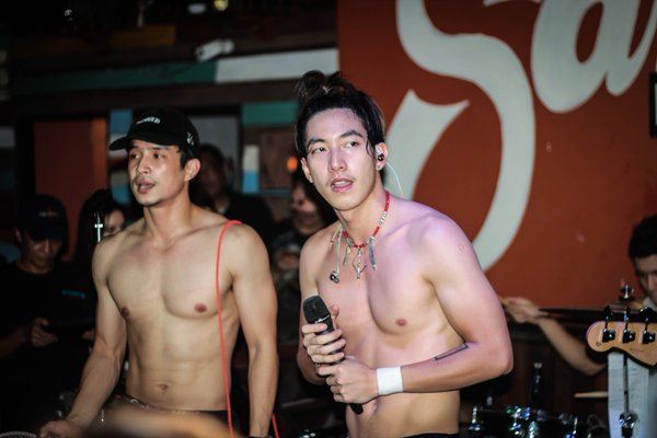 ดาราชายที่มาสองคน 2,404