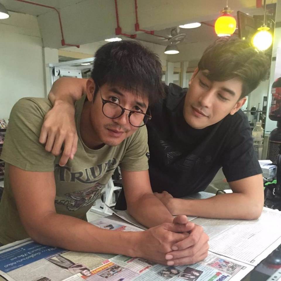 ดาราชายที่มาสองคน 2,404