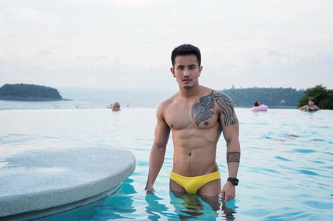 hot male 300 (18+)