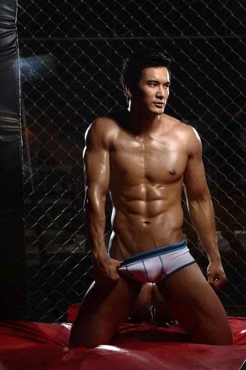 hot male 300 (18+)