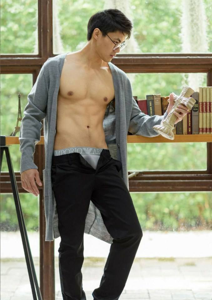 hot male 300 (18+)