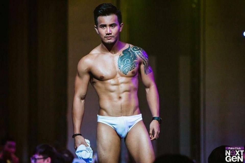 hot male 300 (18+)