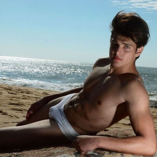hot male 313 (18+)