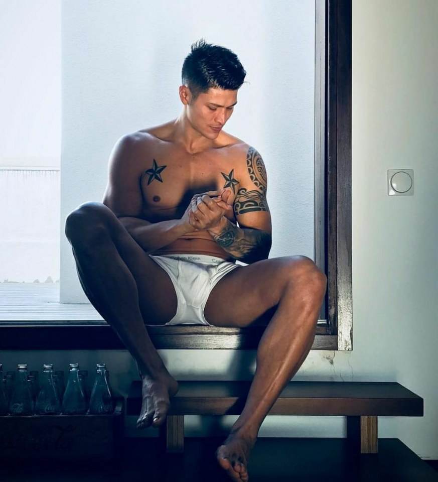hot male 327 (18+)