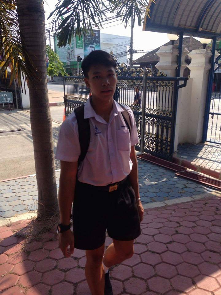ผู้ชายที่มีท่าทีกำลังเดินมาหาเรา 2,425