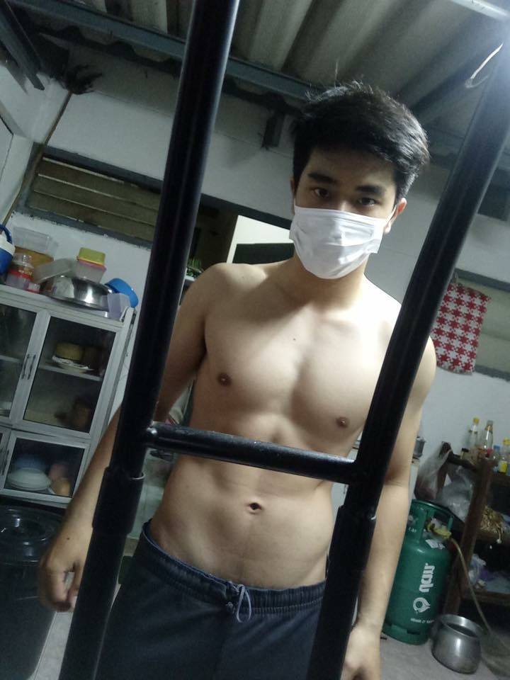 ผู้ชายที่มีท่าทีกำลังเดินมาหาเรา 2,425