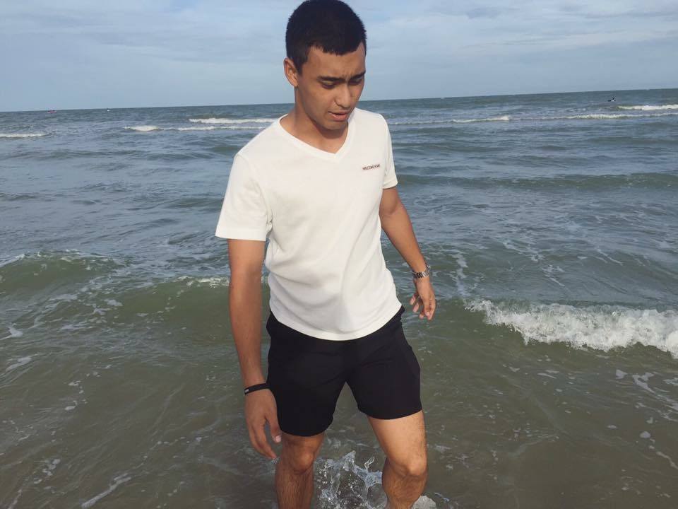 ผู้ชายที่มีท่าทีกำลังเดินมาหาเรา 2,425