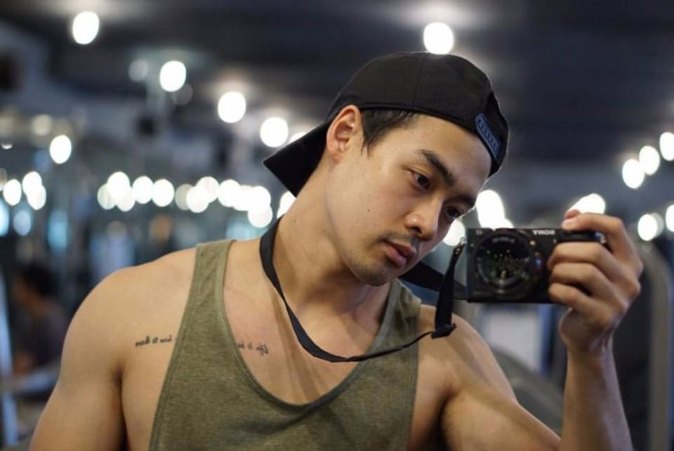 ผู้ชายที่ถ่ายรูปแล้วไม่มองกล้อง ทำให้เหมือนไม่มองหน้าฉัน 2,426
