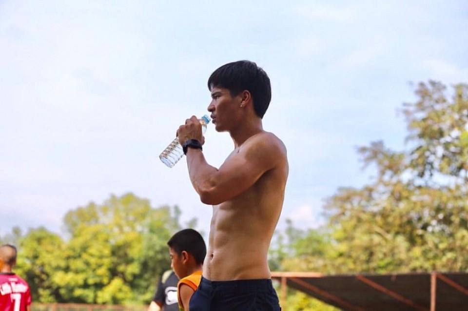 ผู้ชายที่ถ่ายรูปแล้วไม่มองกล้อง ทำให้เหมือนไม่มองหน้าฉัน 2,426