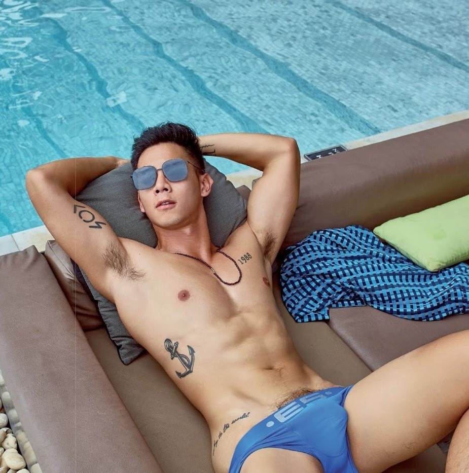 hot male 335 (18+)