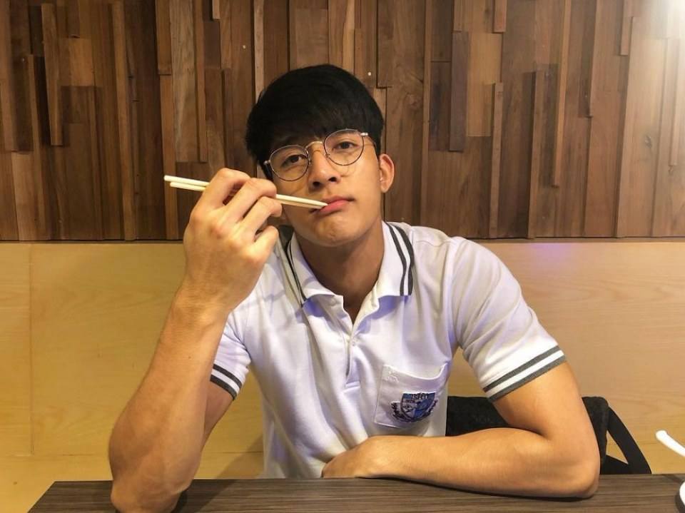 ถ้าได้เจ้ามาเป็นสามีข้อยจะยิ้มปรีทังคืนทังวัน// เอิร์ธ พีรพัฒน์ วัฒนเศรษสิริ
