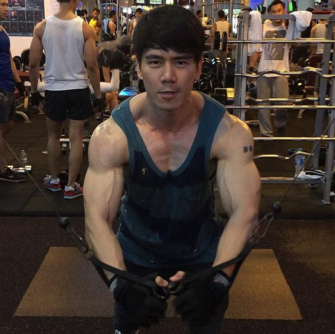 ผู้ชายผมดก 2,443