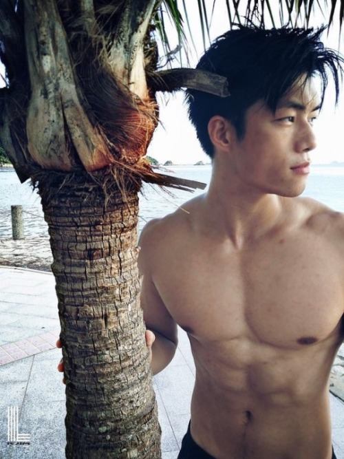 ถอดโชว์เรือนร่าง 2033