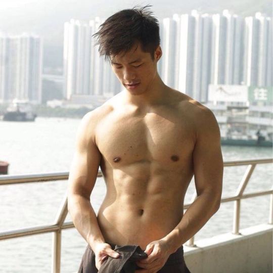 ถอดโชว์เรือนร่าง 2033