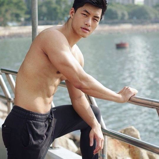 ถอดโชว์เรือนร่าง 2033