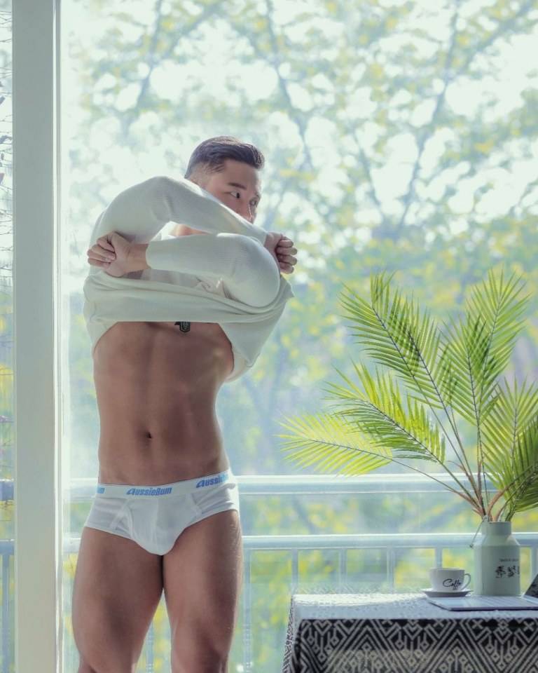 hot male 341 (18+)