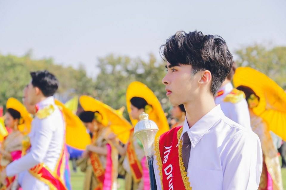 หนุ่มอุบลฯ ยอดวิว 2 ล้าน!! ดังถึงนอก