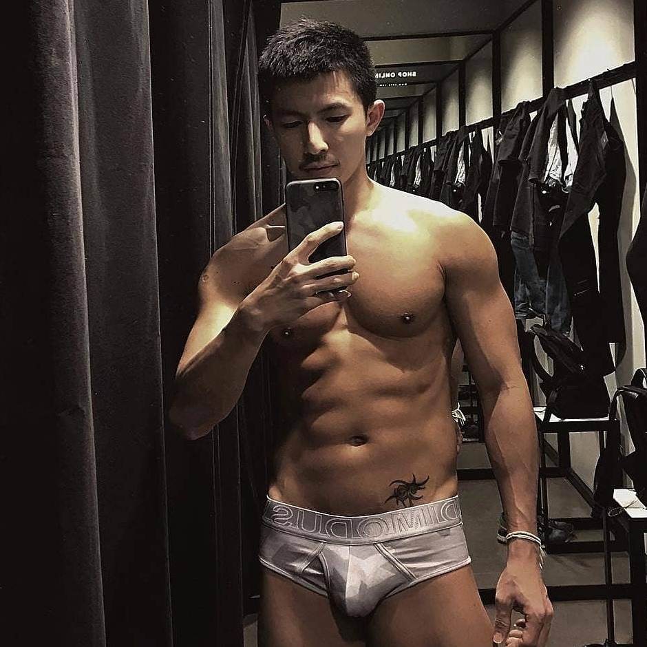 hot male 351 (18+)