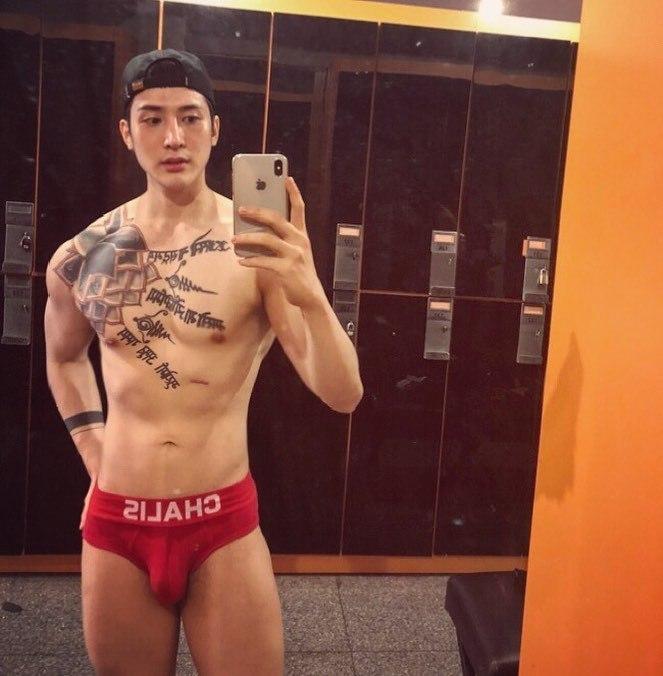 hot male 351 (18+)