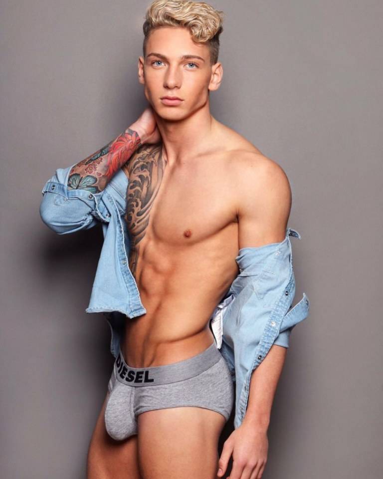 hot male 356 (18+)