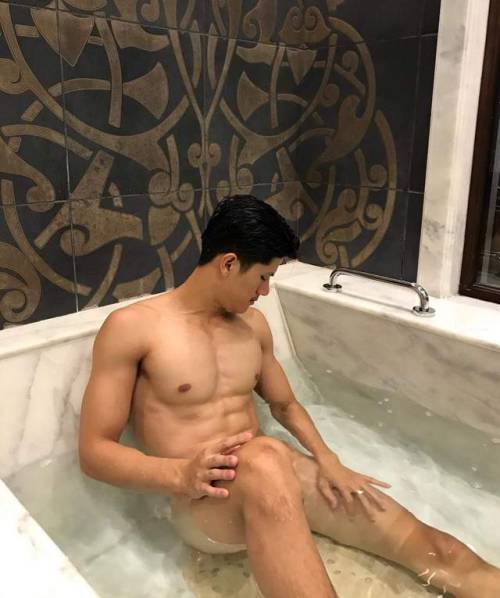 ถอดโชว์เรือนร่าง 2042