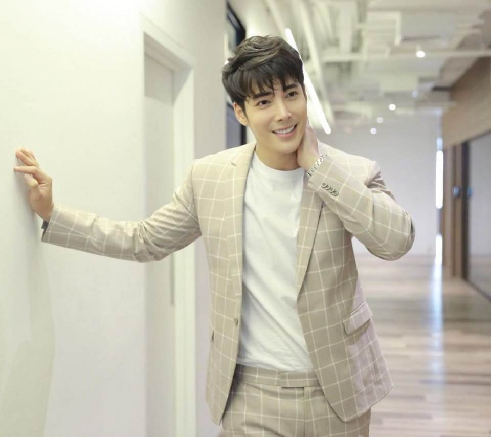 นึกว่าผู้ใด //เด่นคุณ งามเนตร นี้เอง // ຫຼໍ່