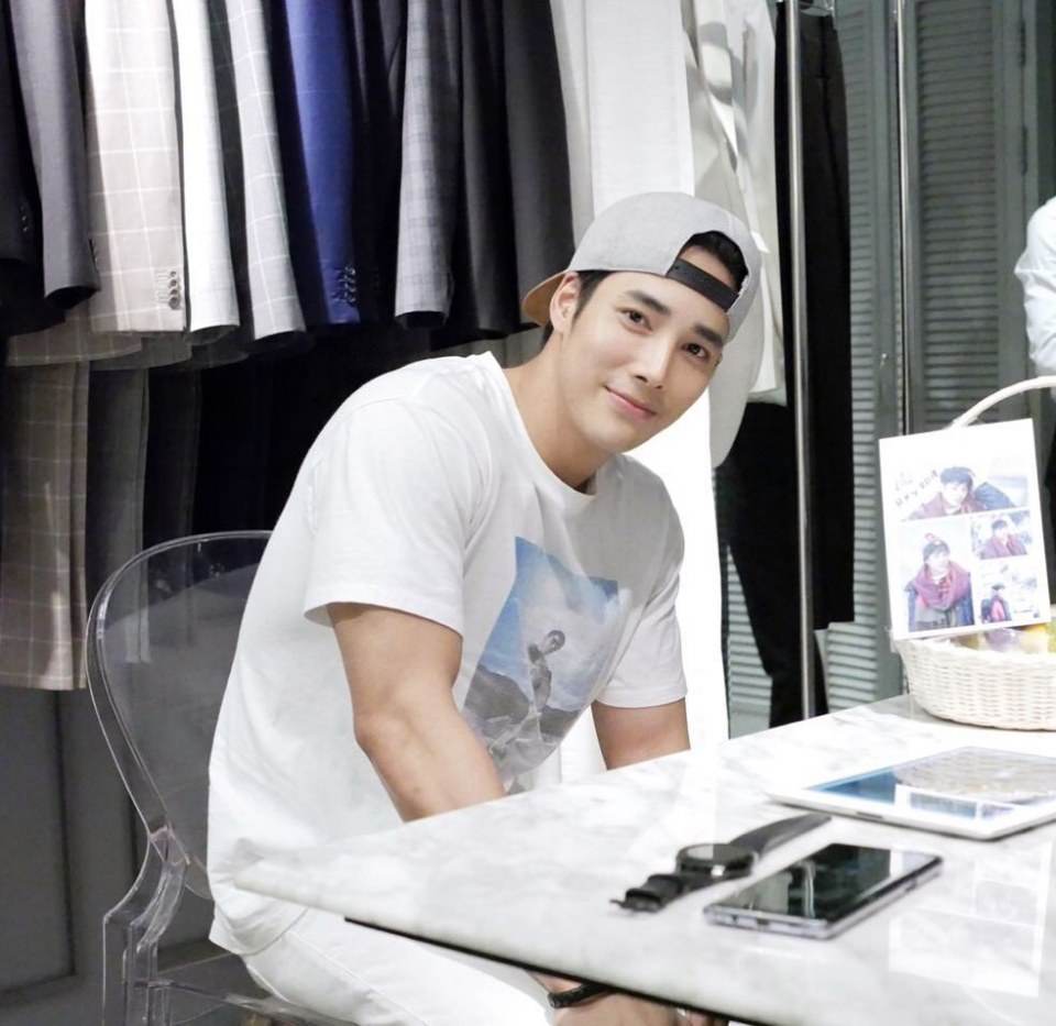 นึกว่าผู้ใด //เด่นคุณ งามเนตร นี้เอง // ຫຼໍ່