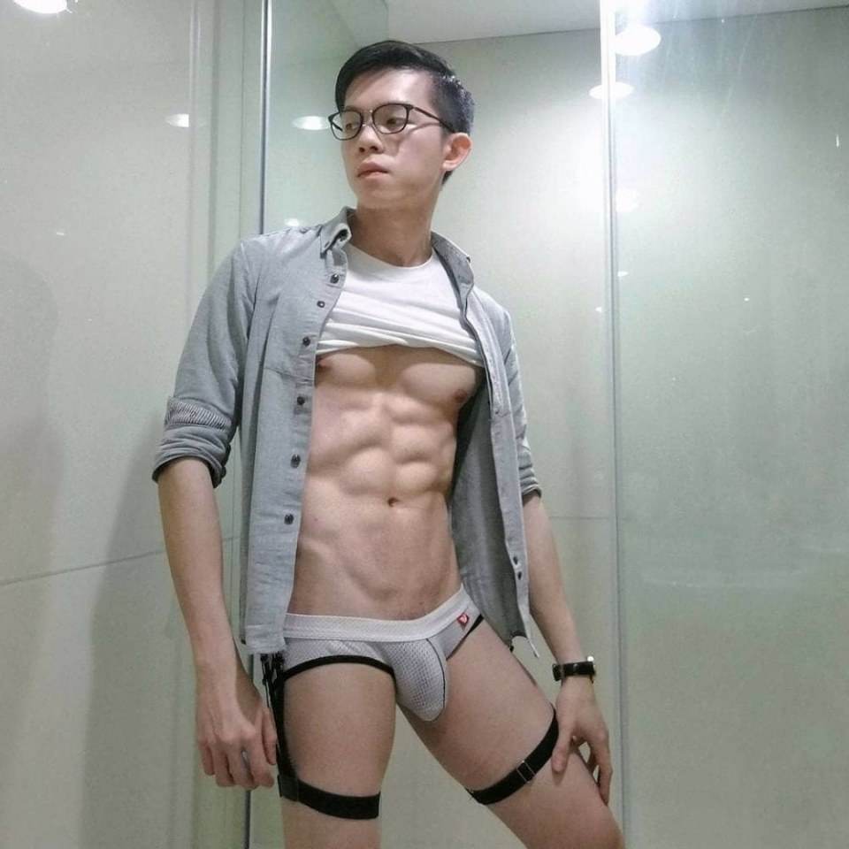 hot male 366 (18+)