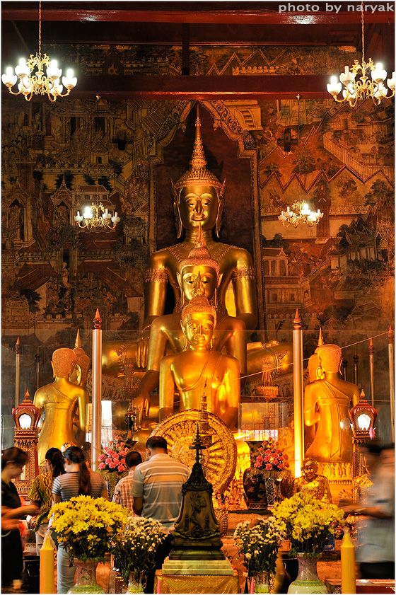 ประธานในวิหารวัดมหาธาตุวรวิหาร จ. เพชรบุรี
