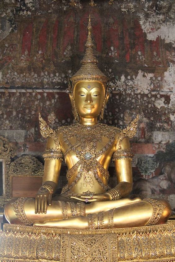พระพุทธรูปทรงเครื่อง พระประธานในพระอุโบสถ วัดนางนอง กทม.