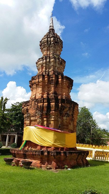 โบราณสถาน พระธาตุเมืองจันทร์และสิม จังหวัดศรีสะเกษ