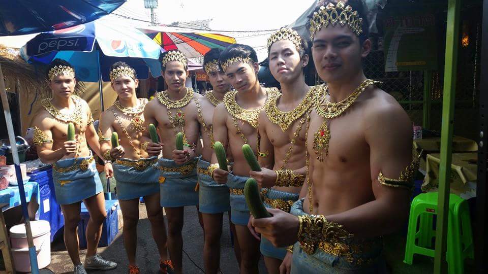 จัดขบวนพาเหรด 2,521