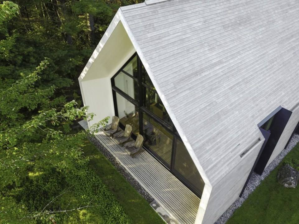 Modern Lake House by Yiacouvakis Hamelin Architectes