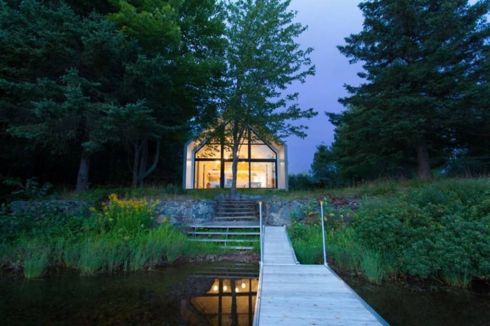 Modern Lake House by Yiacouvakis Hamelin Architectes