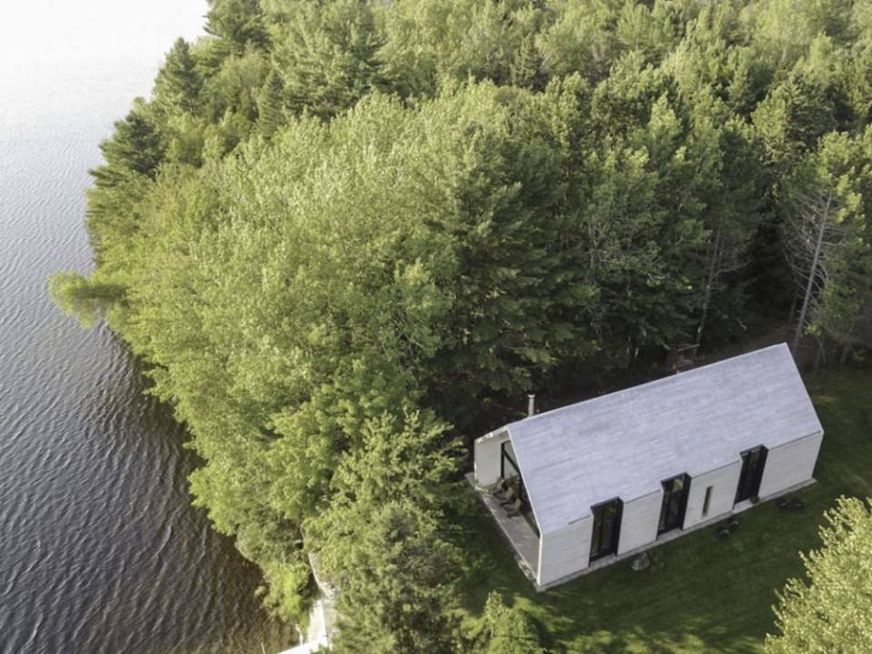 Modern Lake House by Yiacouvakis Hamelin Architectes