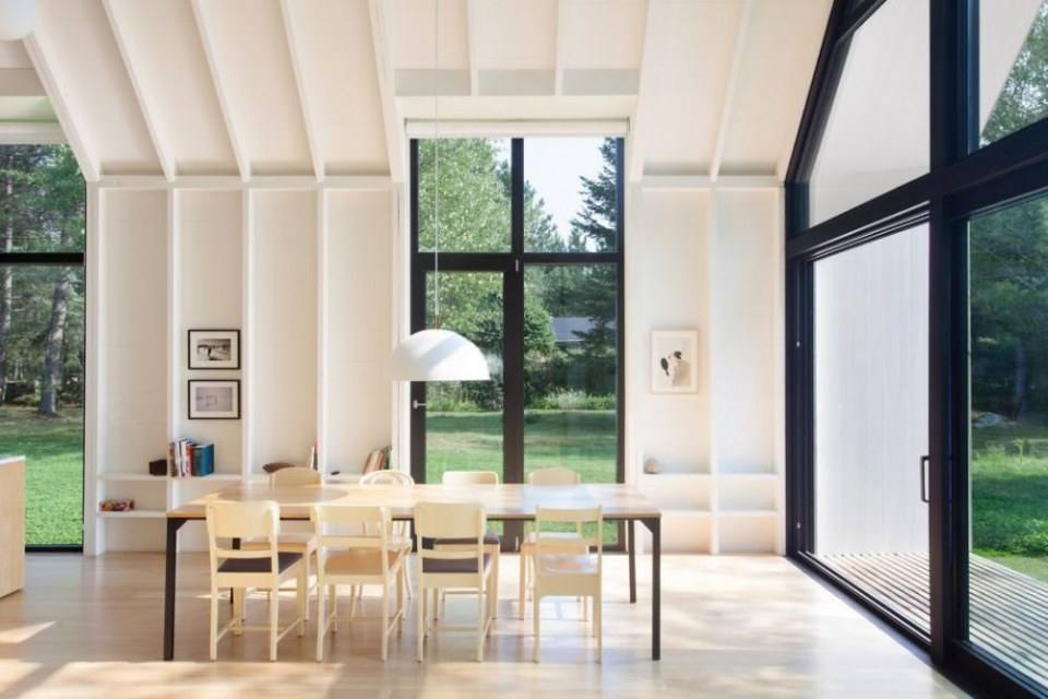 Modern Lake House by Yiacouvakis Hamelin Architectes