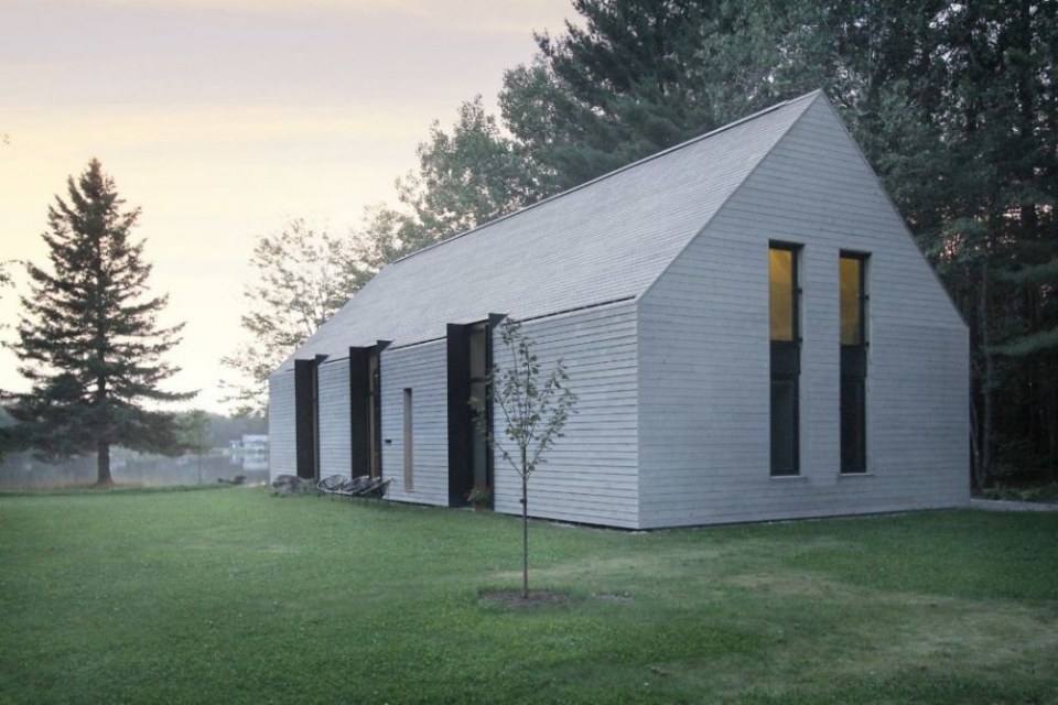 Modern Lake House by Yiacouvakis Hamelin Architectes