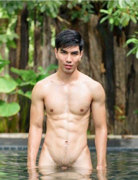 ถอดโชว์เรือนร่าง 2067