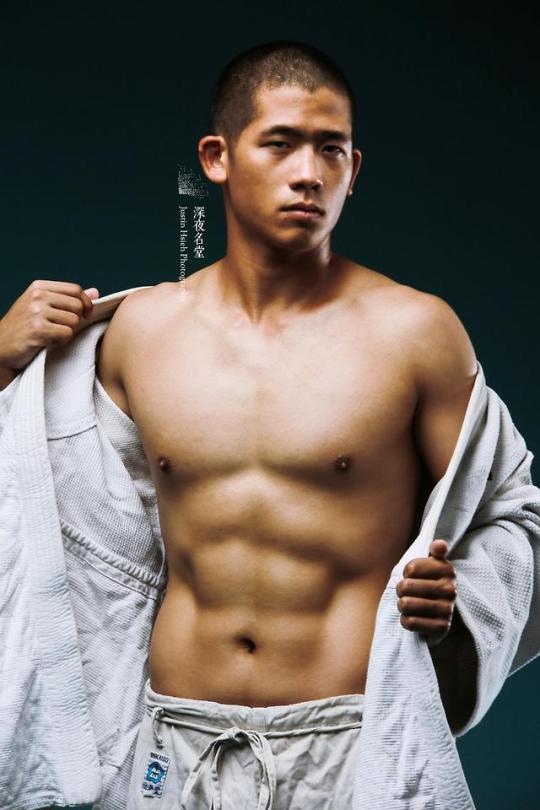 ถอดโชว์เรือนร่าง 2080