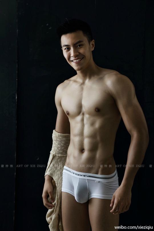 ถอดโชว์เรือนร่าง 2081