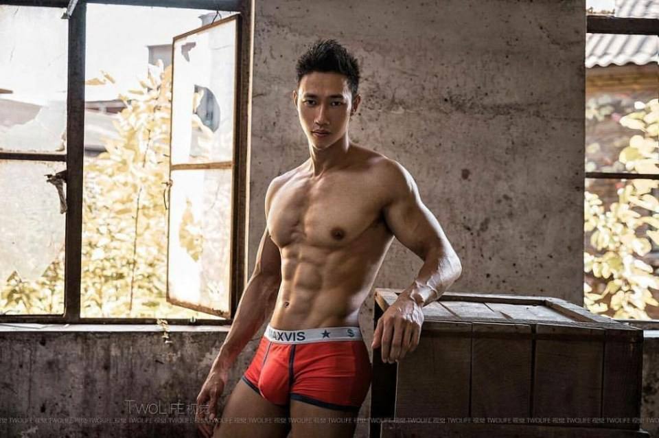 hot male 425 (18+)