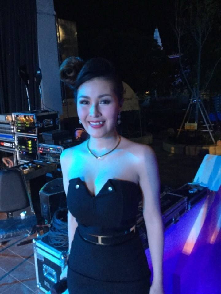 หญิงลี ศรีจุมพล ที่งานบุญผะเหวดร้อยเอ็ด