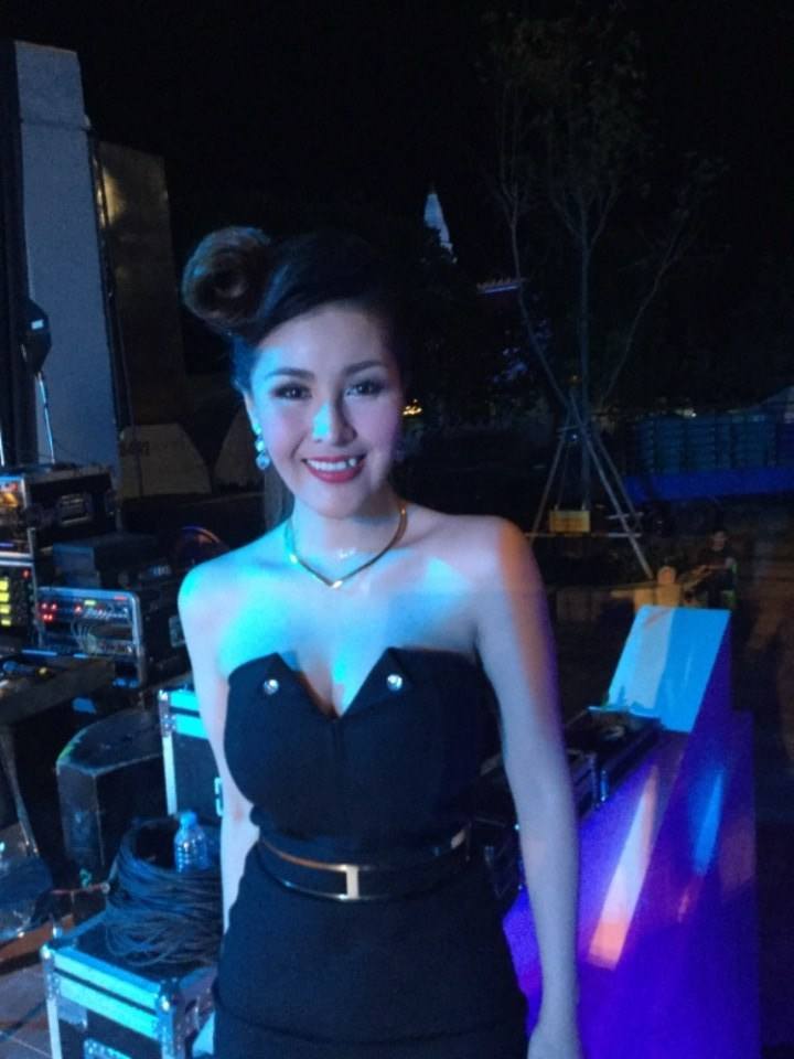 หญิงลี ศรีจุมพล ที่งานบุญผะเหวดร้อยเอ็ด