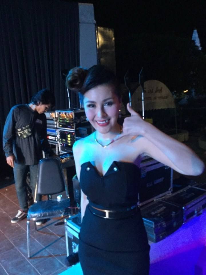 หญิงลี ศรีจุมพล ที่งานบุญผะเหวดร้อยเอ็ด