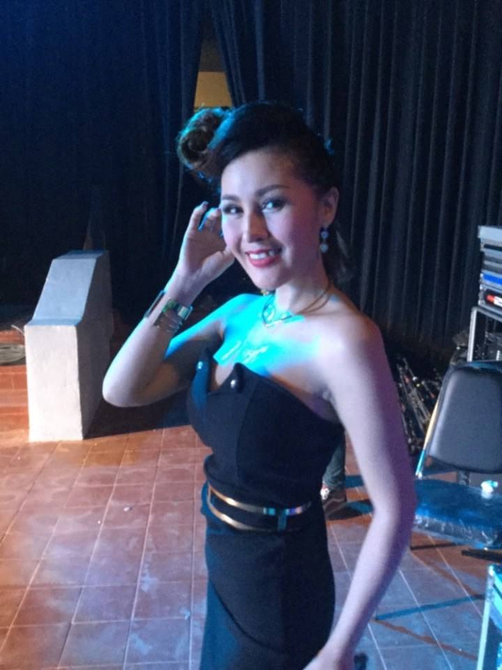 หญิงลี ศรีจุมพล ที่งานบุญผะเหวดร้อยเอ็ด