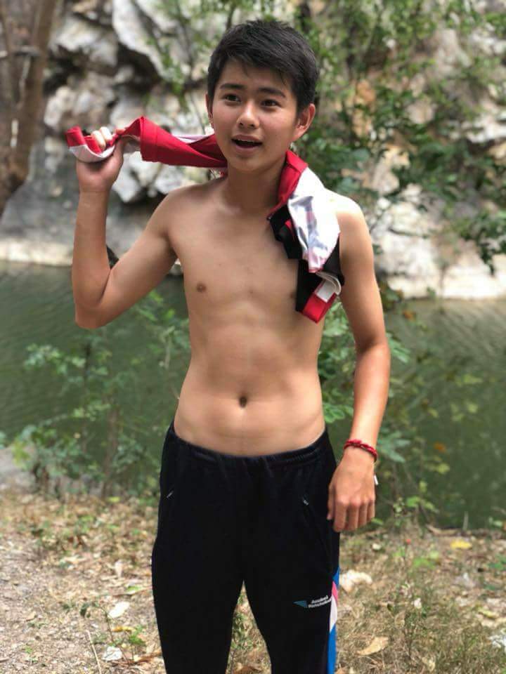 นักฟุตบอลอัสสัมชัน ไม่มีค่าเทอมใส่กางเกงบอลตัวเดียวมาหาได้
